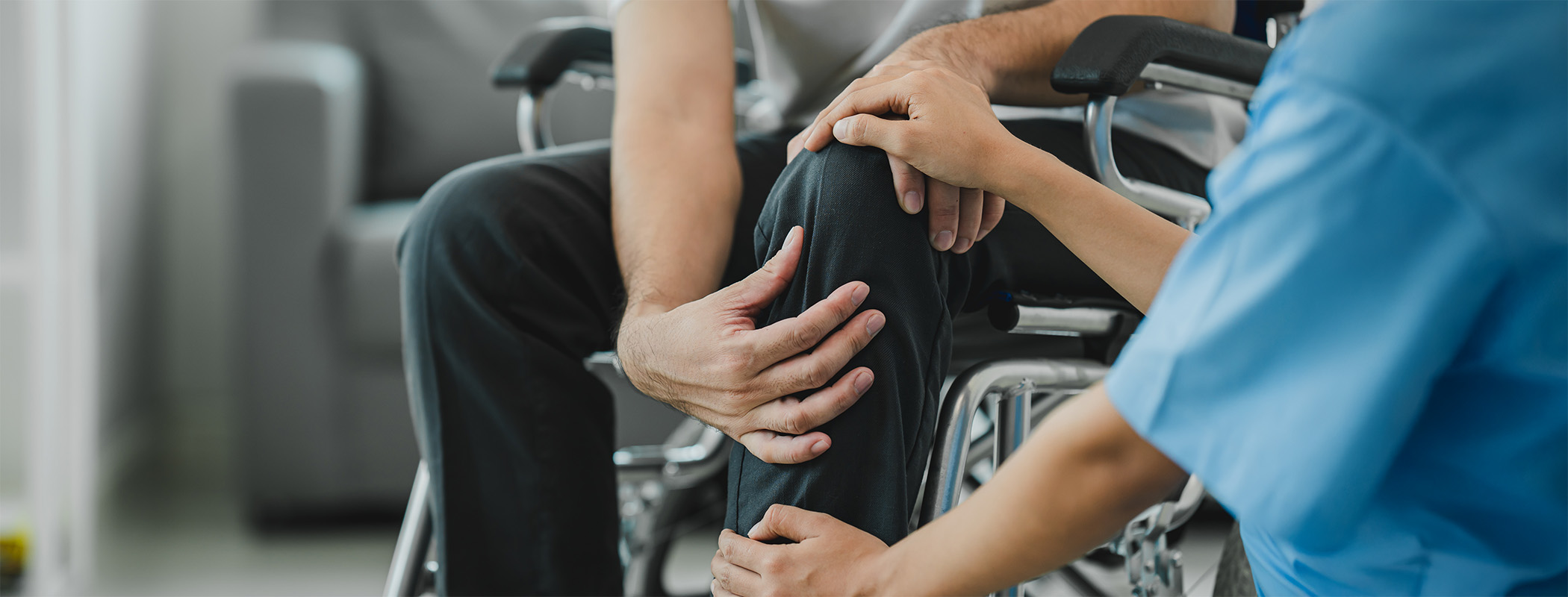 osteoarthritis physical therapist Therapy and help patient exercise and treat young athletes injured knee